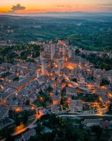 Foto San Gimignano town at night with, Pol Albarrán