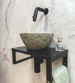 Saniclear Lovi fonteinset met rivierstenen waskom en zwarte kraan voor in het toilet