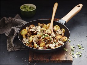 Staub Pans Koekenpan met houten handvat 24 cm, Zwart - Pans - Staub