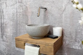 Saniclear Seba fonteinset met bruin eiken plank, grijze terrazzo waskom en chromen kraan voor in het toilet