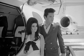 Foto Elvis and Priscilla Presley Posing near Airplane, Bettmann