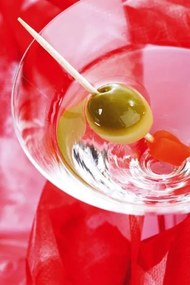 Foto Glass of Martini with green olive, close-up, Creativ Studio Heinemann
