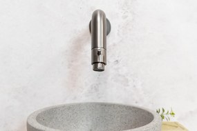 Saniclear Baru fonteinset met eiken plank, grijze terrazzo waskom en verouderd ijzer kraan voor in het toilet