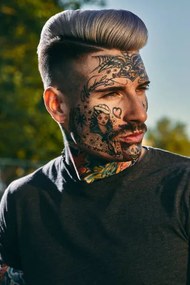 Kunstfotografie Portrait of tattooed young man outdoors, Westend61, (26.7 x 40 cm)