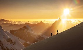 Kunstfotografie Climbers on a snowy ridge at sunrise, Buena Vista Images, (40 x 24.6 cm)