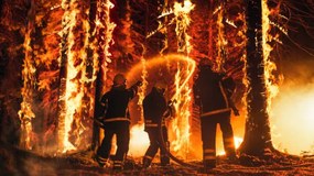 Foto Professional Firefighters Extinguishing Large, High-Priority Part, gorodenkoff