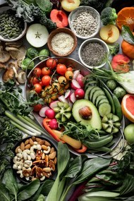 Foto Fresh vegetables with mixed nuts flat, Florentin Catargiu / 500px