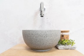 Saniclear Baru fonteinset met eiken plank, grijze terrazzo waskom en chromen kraan voor in het toilet