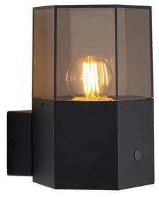 Buiten wandlamp met schemerschakelaar / dag-nacht sensor met bewegingsmelder zwart met smoke glas zeshoek en schemersensor - Denmark Modern E27 IP44 Buitenverlichting