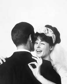 Kunstfotografie BRIDE HUGGING HUSBAND, OKAY GESTURE, 1963, Archive Holdings Inc., (30 x 40 cm)