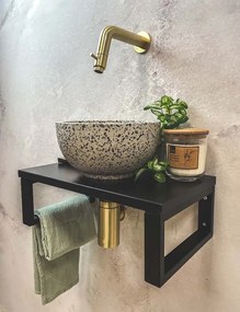 Saniclear Lovi fonteinset met zwart-witte terrazzo waskom en gouden kraan voor in het toilet