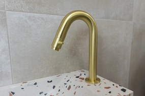 Saniclear Terrazzo fonteinset met gebogen kraan in geborsteld messing