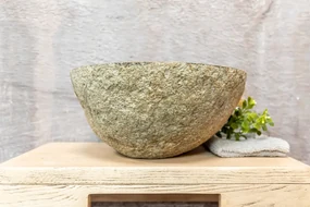 Saniclear Seba fontein met eiken plank en rivierstenen waskom voor in het toilet