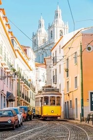 Foto Yellow tram on the narrow street, Alexander Spatari