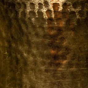 Dutchbone Cave Gouden Bijzettafel Met Amber Glas - 35 X 35cm.