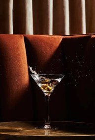 Foto Martini glass with splashing olives in, Jessica Dean
