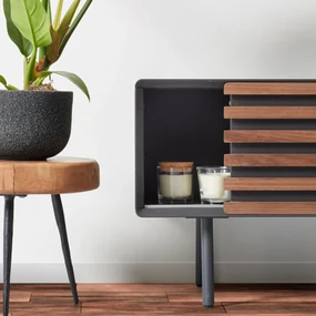 Kave Home Kesia Tv-meubel Mat Grijs Met Walnoot - 120x45x48.5cm.