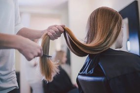 Foto Girlfriends getting new haircut., Guido Mieth