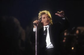 Foto Portrait of rock singer Rod Stewart on stage in 1990.