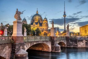 Foto The Cathedral, the TV Tower and, elxeneize