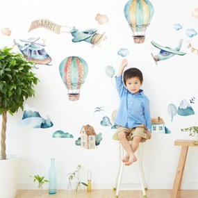 INSPIO Muurstickers babykamer -Zelfklevend behang voor aan de muur Vliegtuigen en ballonnen met een naam