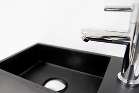 Saniclear Bali fonteinset rechts met mat zwarte fontein en chromen kraan