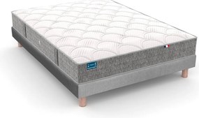 Stevige schuimrubberen matrasset en boxspring met afgedekte lattenbodem