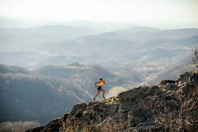 Foto Woman running on mountain, miljko