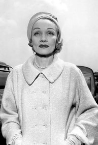 Foto Marlene Dietrich at Paris Airport Before Going To Montecarlo For Film The Monte Carlo Story 1956, (26.7 x 40 cm)