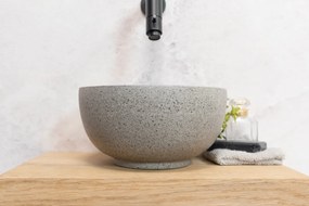 Saniclear Baru fonteinset met eiken plank, grijze terrazzo waskom en zwarte kraan voor in het toilet
