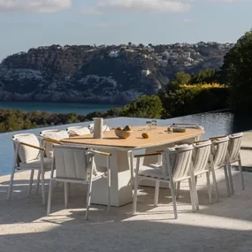 Rechthoekige Tafelset 260x110 Cm In Aluminium En Teakhout Inkeri En 10 Tuinstoelen In Aluminium En Yervin Bouclé Stof Bouclé Natuurlijke Kleuren -