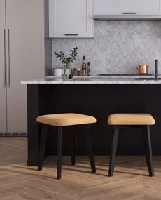 Mazzoni MILO Karamel (stof Storm 45)/zwart beuken onderstel - VIERKANTE GESTOFFEERDE KRUK VOOR KEUKEN/WOONKAMER