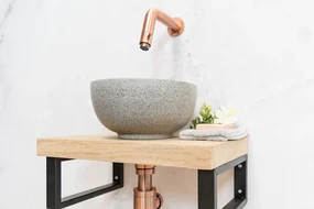 Saniclear Baru fonteinset met eiken plank, grijze terrazzo waskom en koperen kraan voor in het toilet