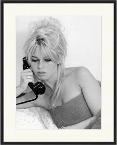 Ingelijste digitale print Brigitte On The Phone