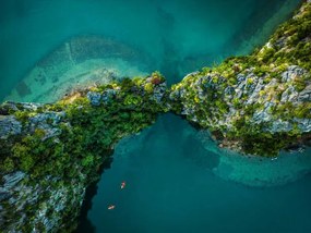 Foto Drone view on rocks and canoes, Nikada
